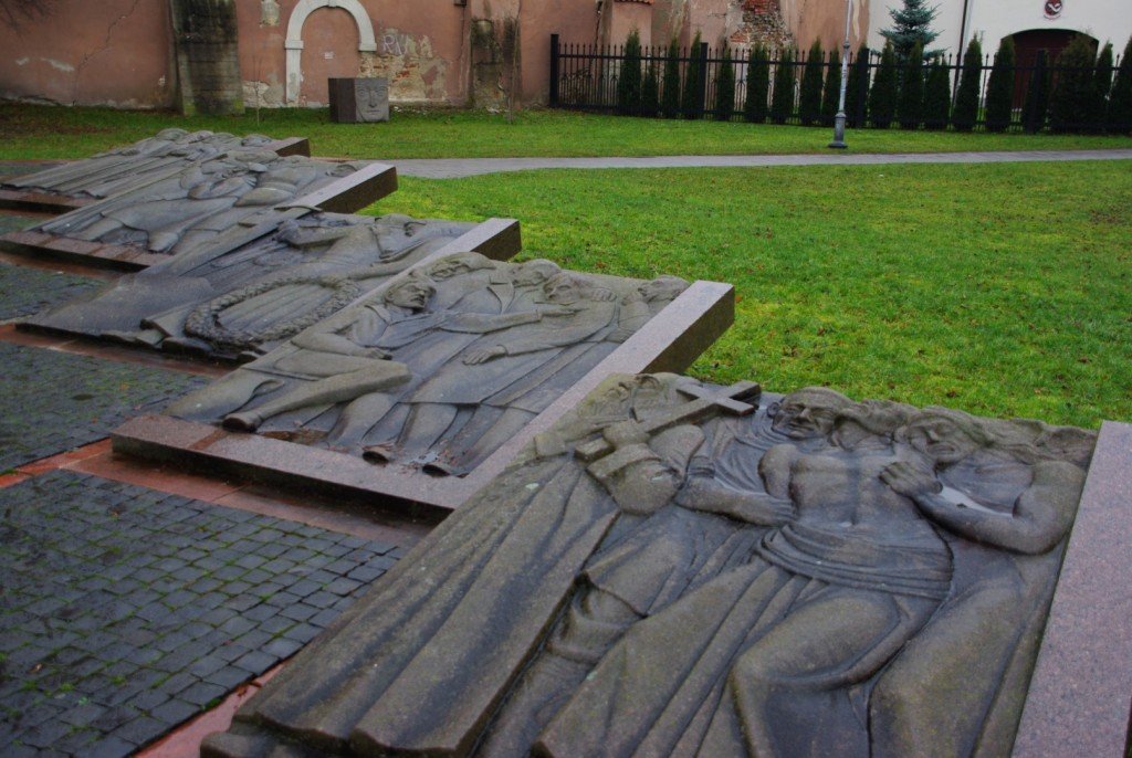 Bareljefinės plokštės prie Mickevičiaus paminklo
